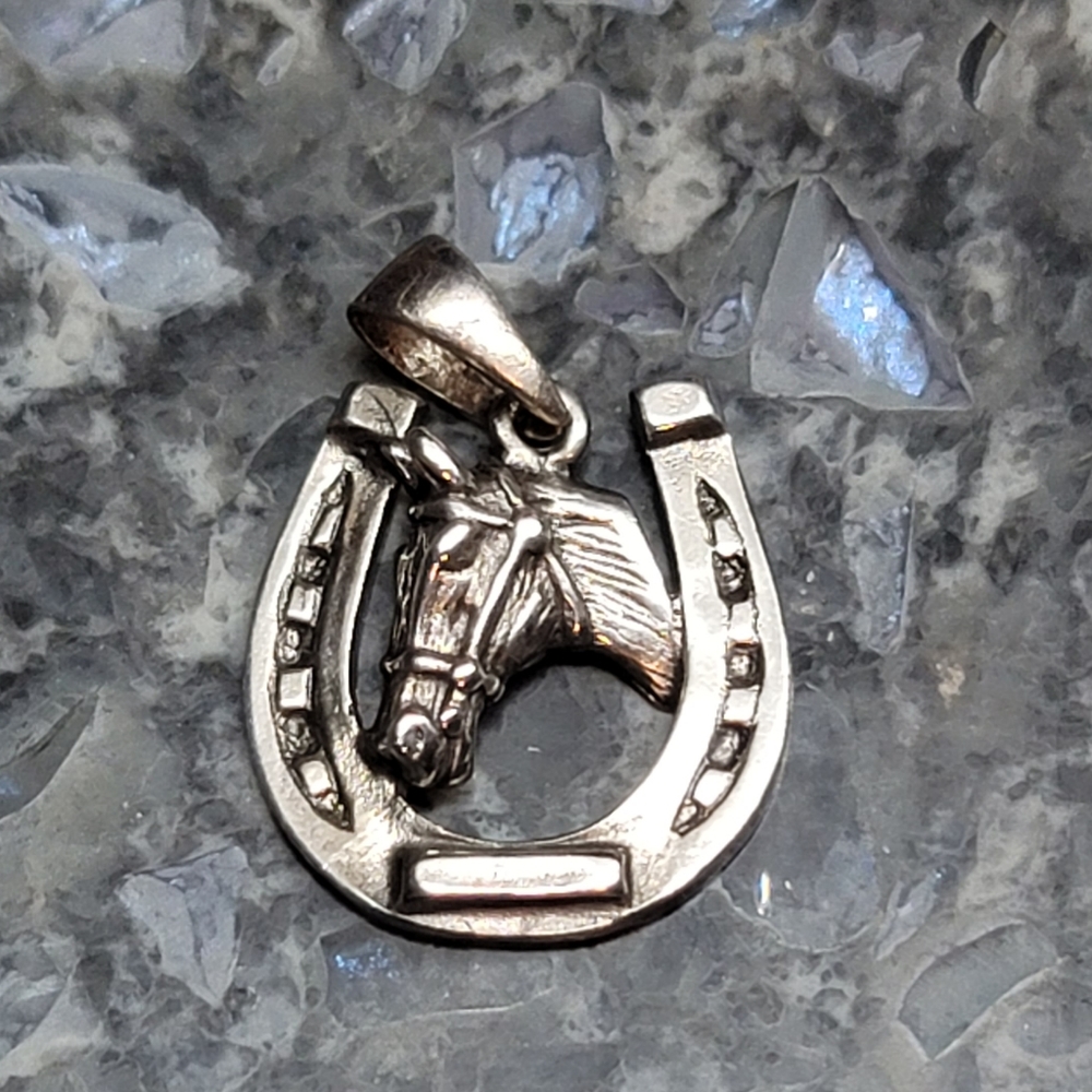 Horse head and lucky horseshoe sterling silver pendant 3g